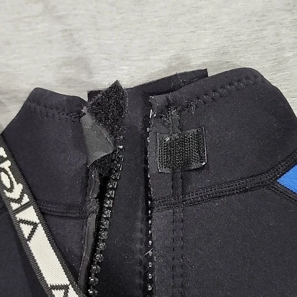 Unisex kids wetsuit excellent condition size M